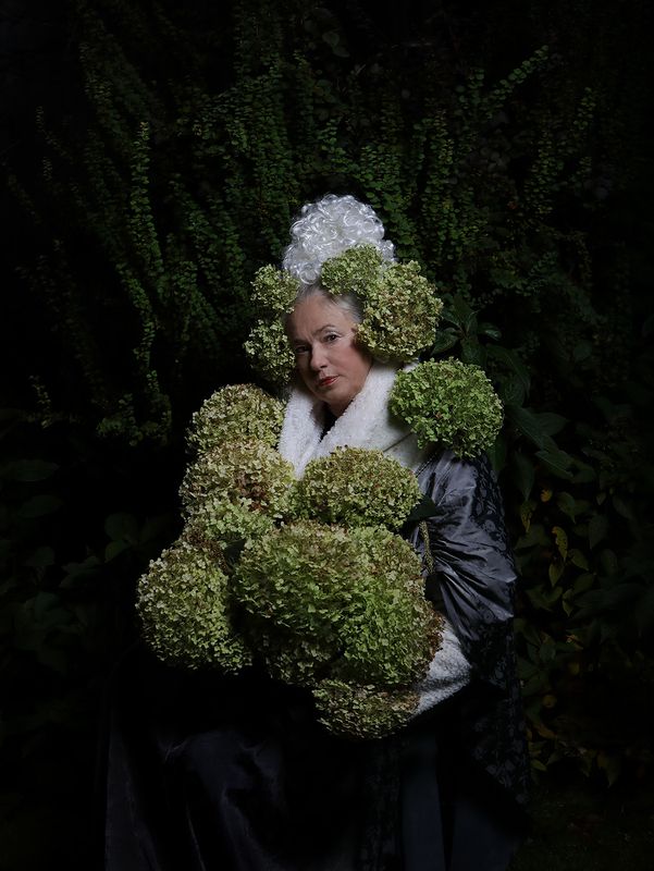 Портрет с гортензиями фото превью