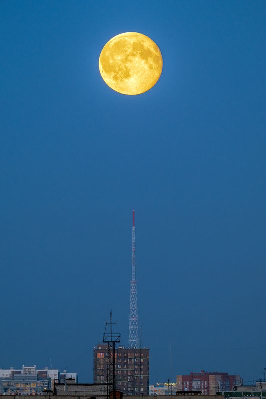 пермь, пермский край, ночь, луна, город, ночной город, городской пейзаж, луна, полнолуние, луна над городом, пермская галерея Луна над Пермью фото превью