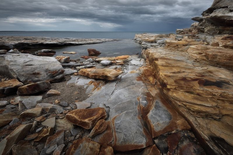 Берег рыжих камней фото превью
