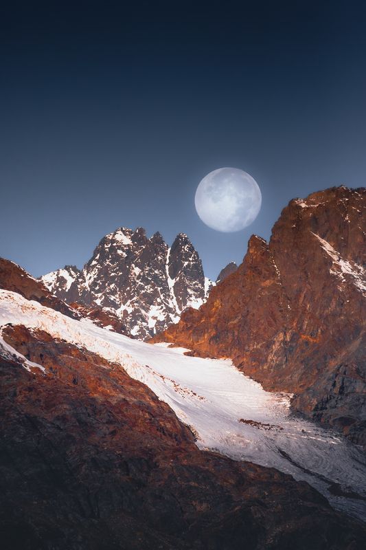 Закат луны над пиком Раздельный и скалами Аксаута фото превью