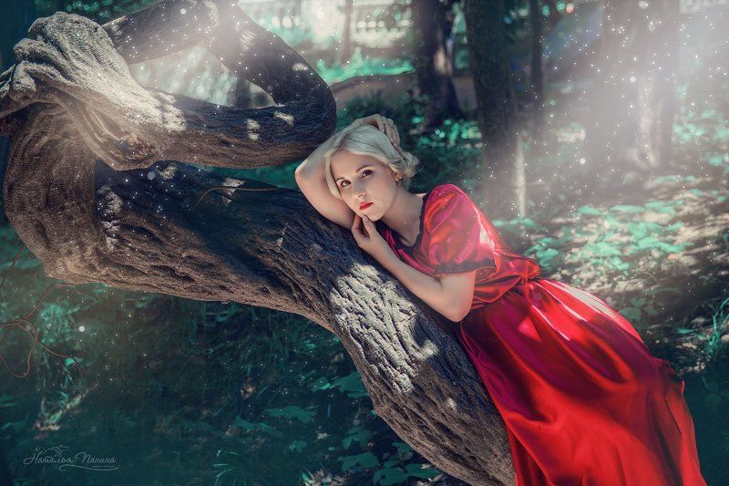 девушка Заброшенный сад фото превью