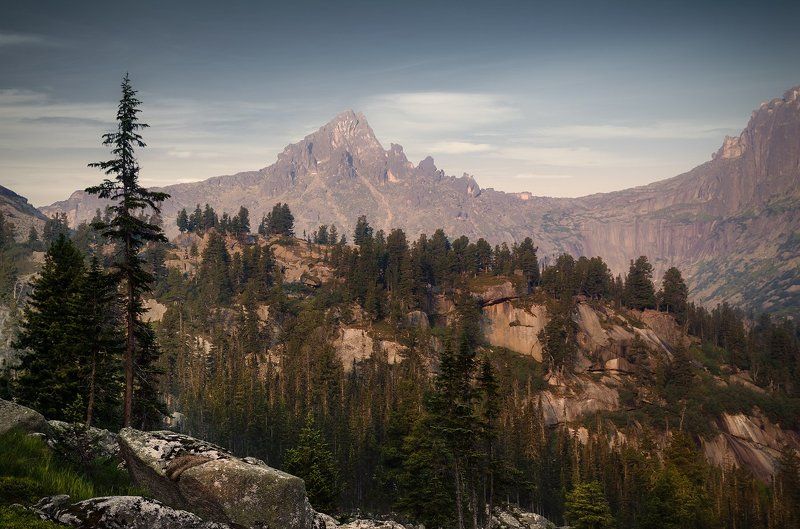 большой, вечер, вид, высокий, горы, деревья, ергаки, зеленый, камни, красивый, красноярский край, красный, озеро, оранжевый, пейзаж, природа, размер, разрешение, розовый, саяны, серый, сибирь, скалы, тайга, хвойный Пик Молодежный фото превью