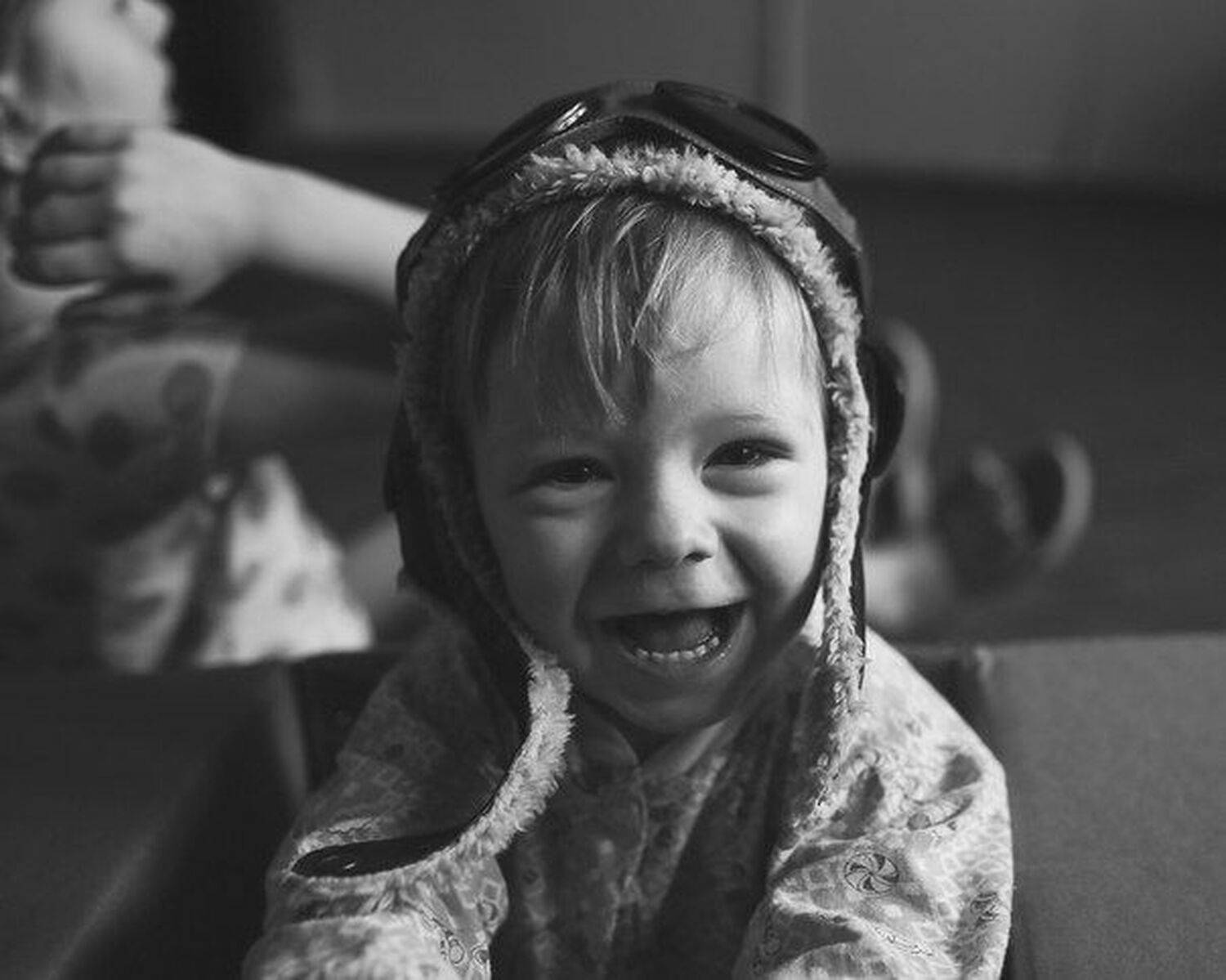 мальчик игра летчик, Вероника