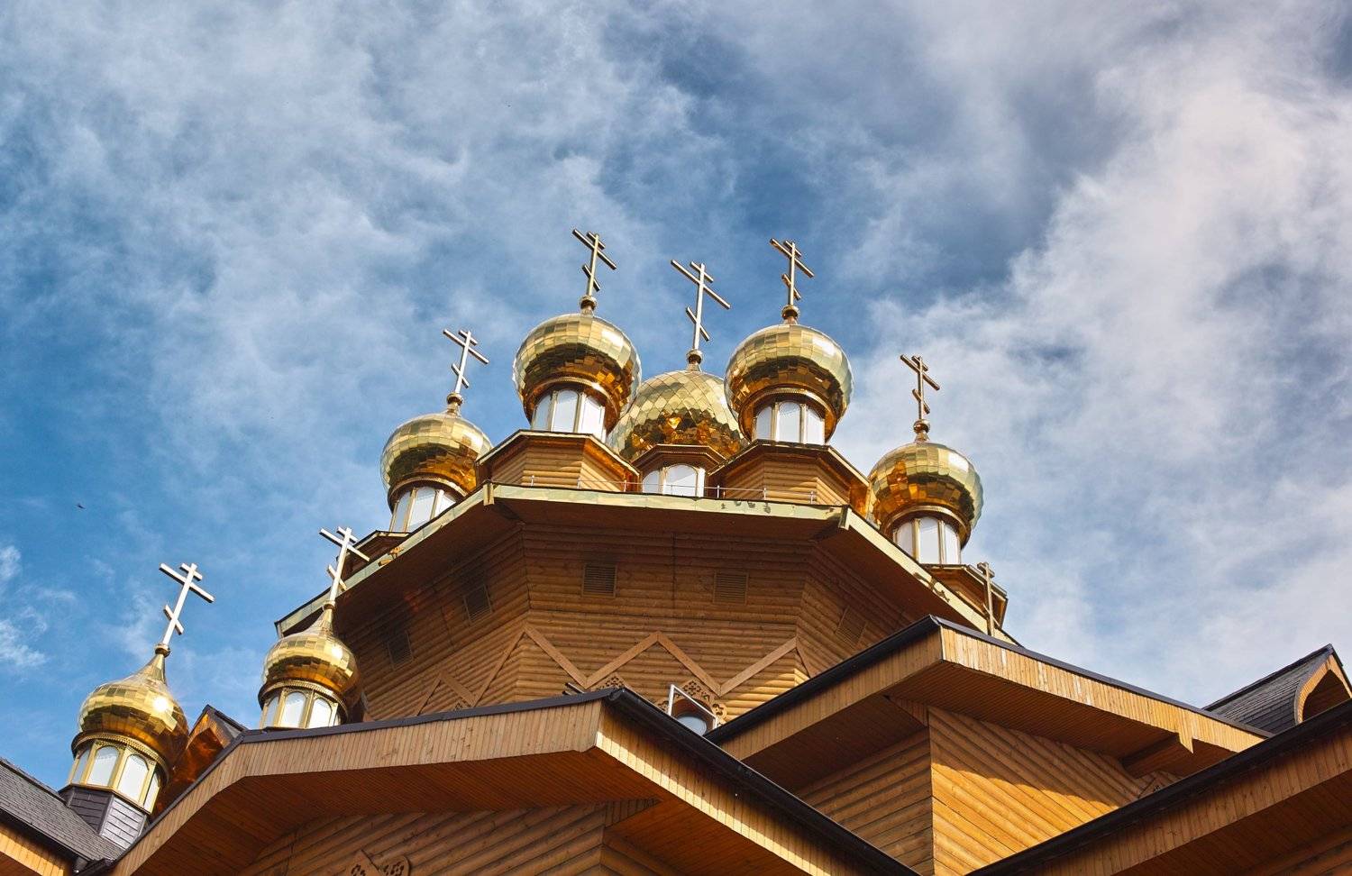 пейзаж, церковь, небо, облака, храм, золото, дерево, синий, белый, крест, солнце, вера, архитектура, здания, город, путешествия, россия, Денис Ганенко