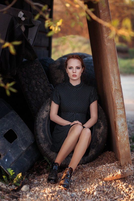 девушка, черное платье, шины, веснв, рыжая *** фото превью
