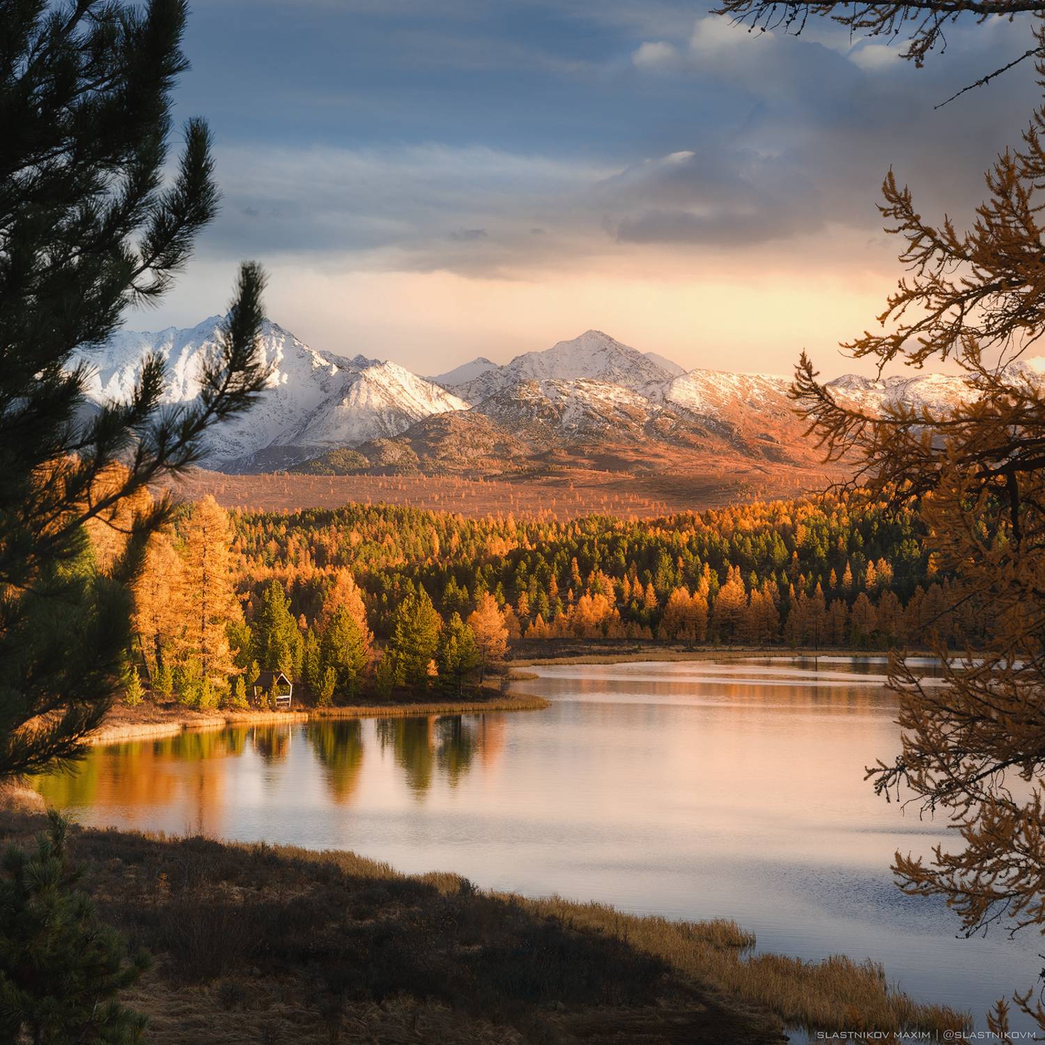 алтай, горы, озеро, природа, рассвет, солнце, облака, пики, снег, отражение, рябь, тишина, гладь, вода, небо, свет, линии, треккинг, путешествия, Максим Сластников