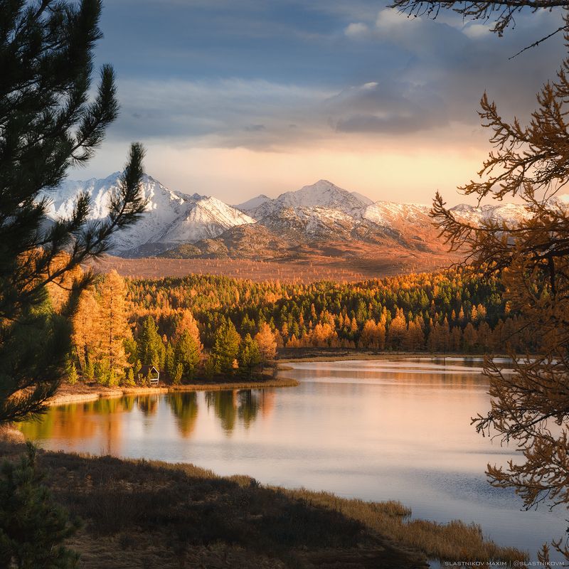 алтай, горы, озеро, природа, рассвет, солнце, облака, пики, снег, отражение, рябь, тишина, гладь, вода, небо, свет, линии, треккинг, путешествия Киделю фото превью