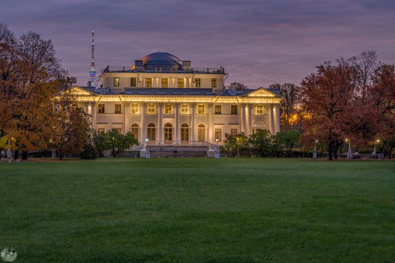 Дворец осенним утром фото превью