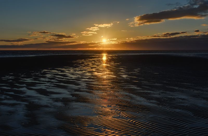осень, сентябрь, закат, море, белое море, тучи, небо, солнце, берег, блики Спускается солнце за тучи фото превью