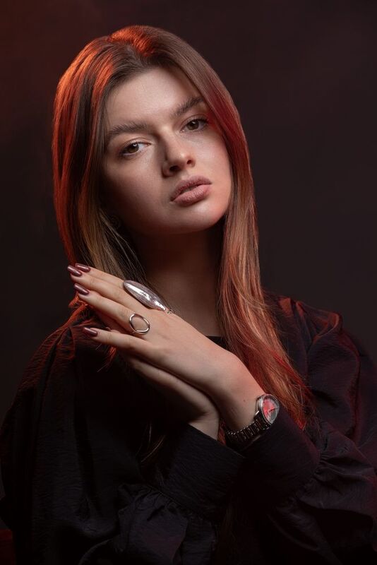 портрет молодой девушки фото превью