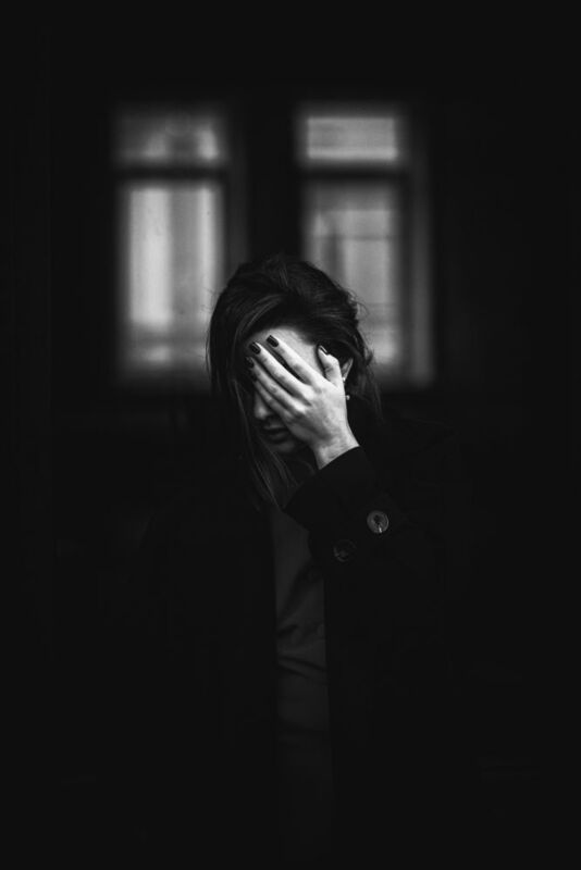 молодая девушка, городской стиль, дворы, на открытом воздухе Мира фото превью