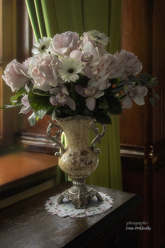 натюрморт, цветы, интерьер, букеты, орхидеи, французские розы, герберы Натюрморт с букетом роз, орхидей и гербер фото превью