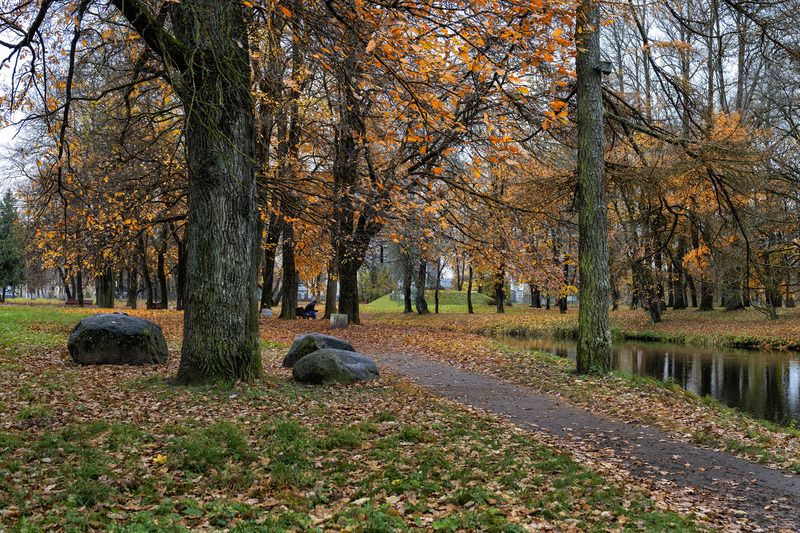 Я хожу грущу один. Осень рядом где-то. Жёлтым листиком в реке утонуло лето. фото превью