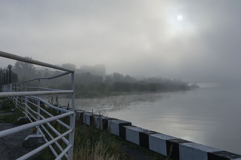 осень сентябрь утро туман набережная река берег Туман над городом фото превью