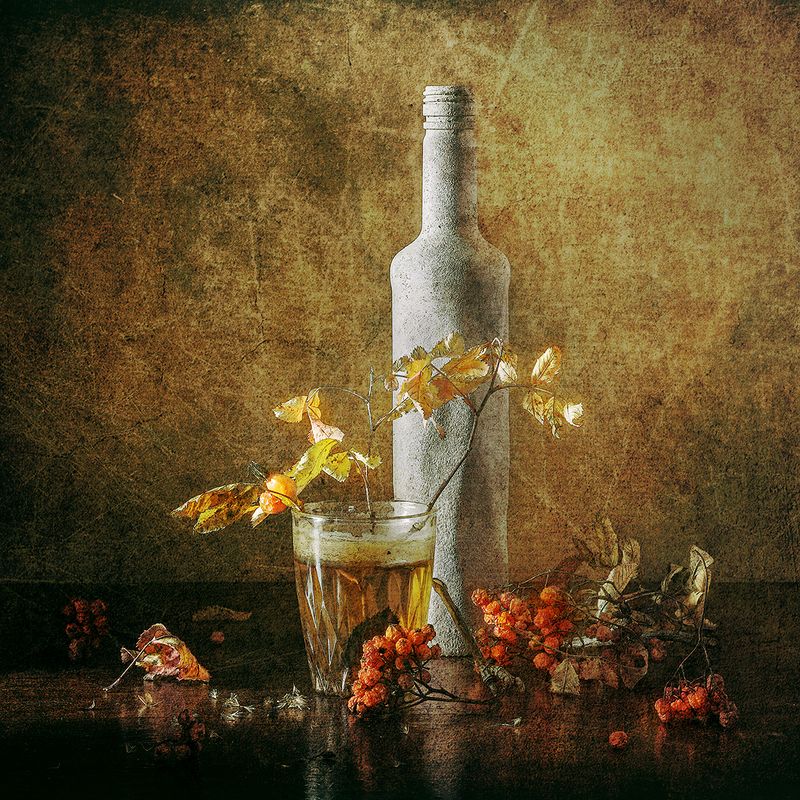 рябина, стакан, бутылка, ветка, листья, осень  фото превью