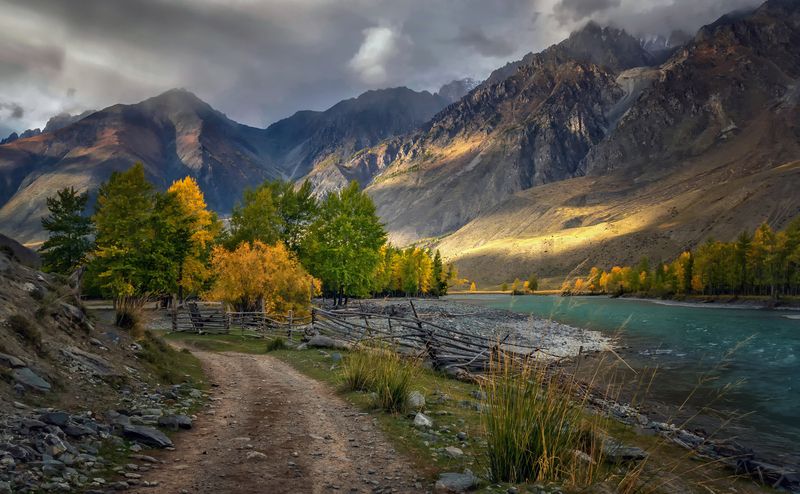 горный алтай, осень, вечер, река аргут Сзади-дальняя дорога,впереди-село... фото превью