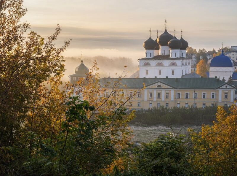 Успенский собор в осеннем тумане фото превью