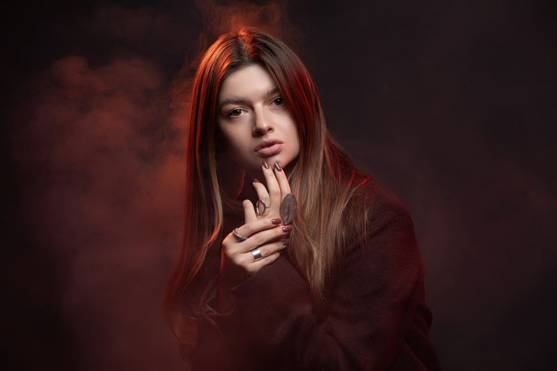 портрет молодой девушки фото превью