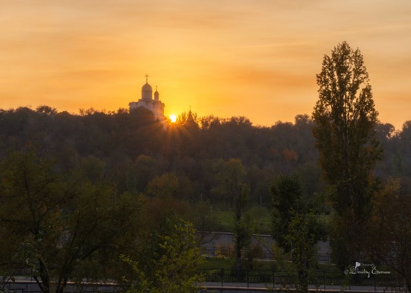 храм закат осень озеро Свято-Богоявленский храм фото превью