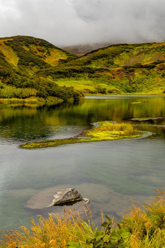 камчатка, природа, малая долина гейзеров, озеро У озера в малой долине гейзеров фото превью