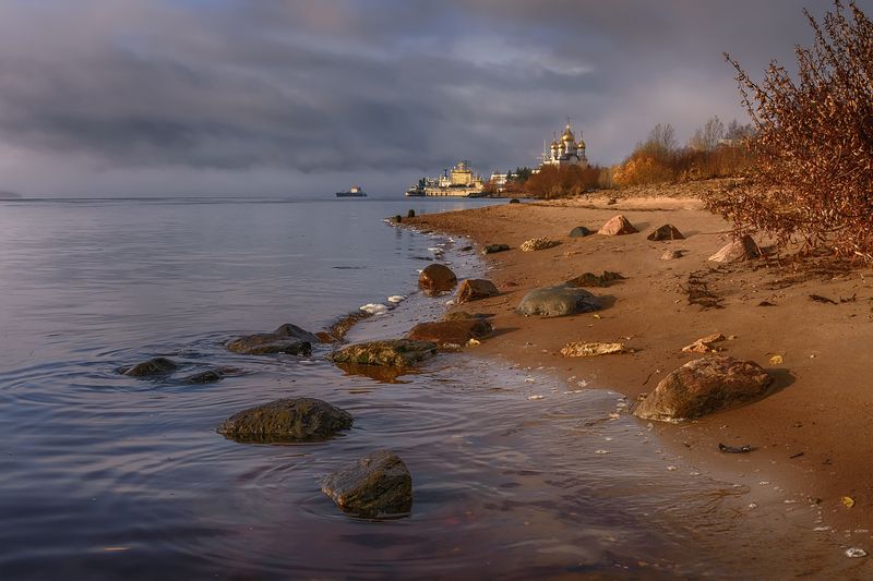 осень, октябрь, река, вода, берег, камни, песок, заросли, корабль, собор Рыжий берег фото превью