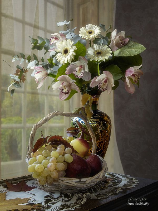Натюрморт с цветами и фруктами фото превью