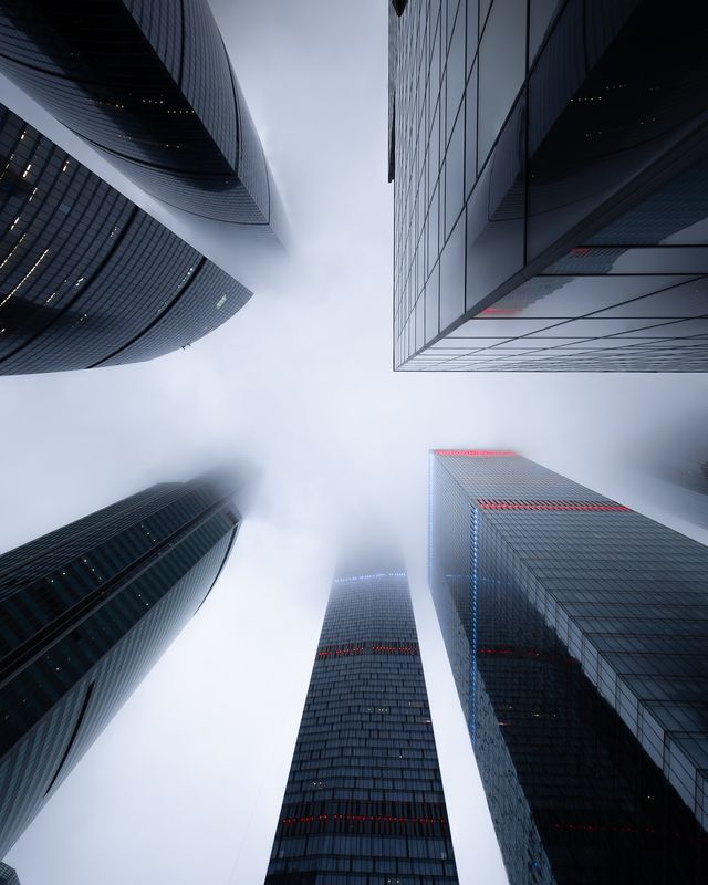 Москва, Россия Вертикали в тумане фото превью