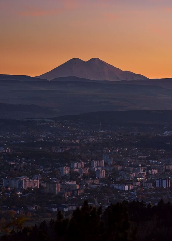 кавказ, горы, кавказские минеральные воды, кмв, кисловодск, эльбрус, закат, закат в городе, город под горой Город после заката фото превью
