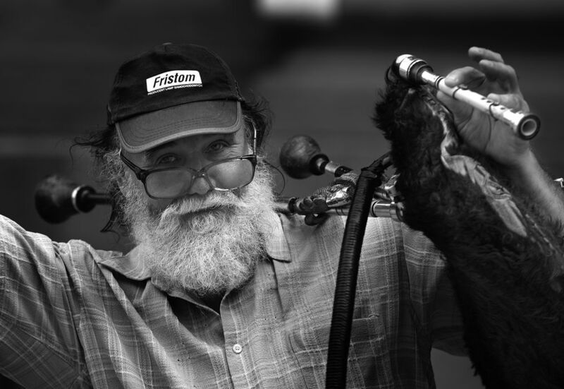 чб фото, уличный мужской портрет, чб мужской портрет,  уличные музыканты Уличный музыкант фото превью