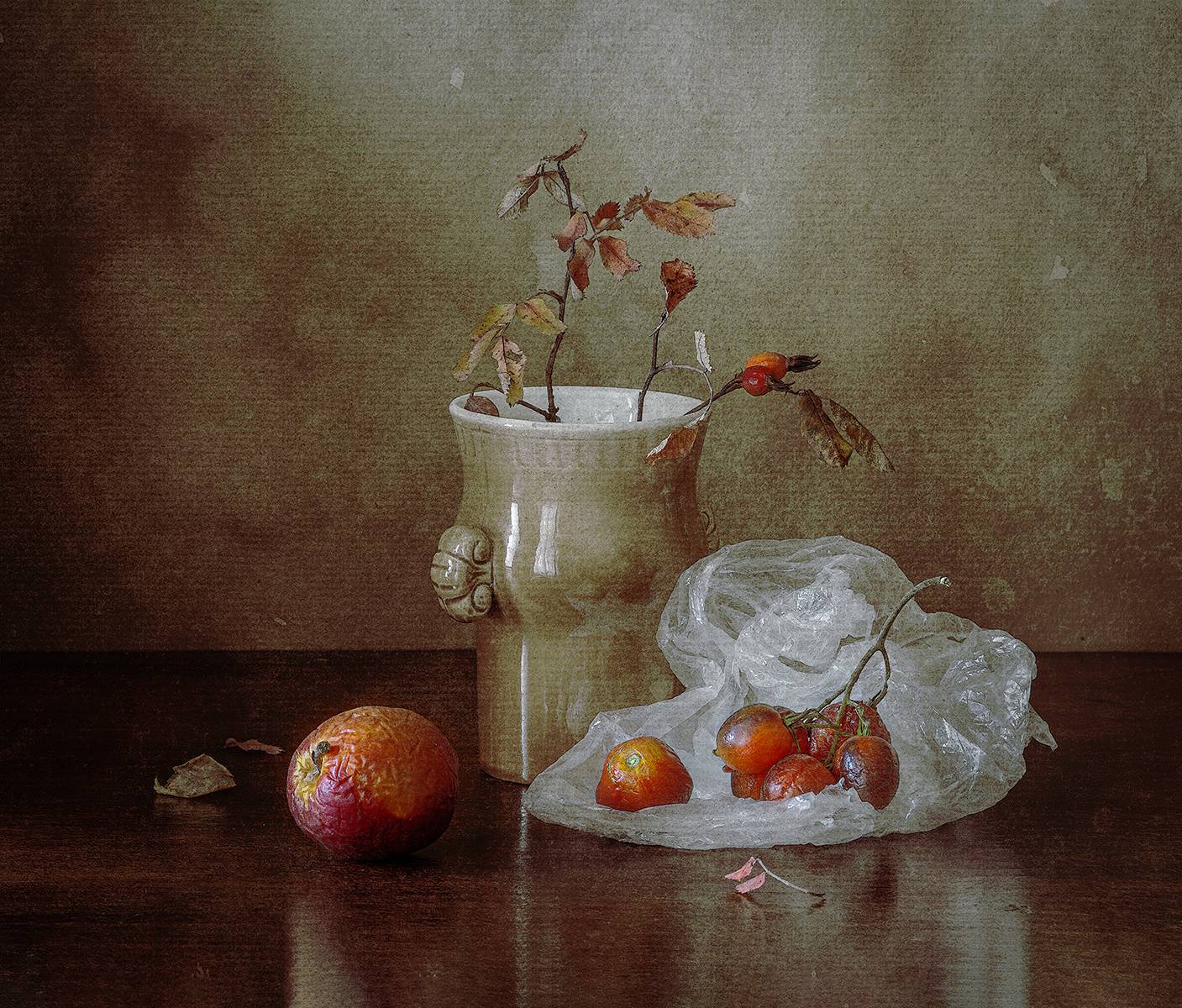 яблоко, помидоры, ваза, ветки, осенние листья, ягоды шиповника, Алексей Бычков
