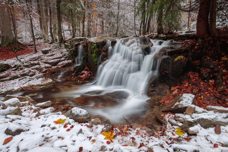 Autumn meets Winter at the Waterfall фото превью