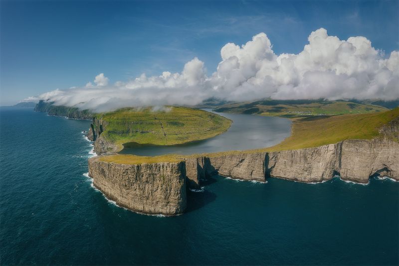 faroe, faroe islands, фарерские острова, drangarnir, аэрофотосъемка, фареры, атлантический океан, сёрвогсватн, sørvágsvatn Озеро над океаном. фото превью
