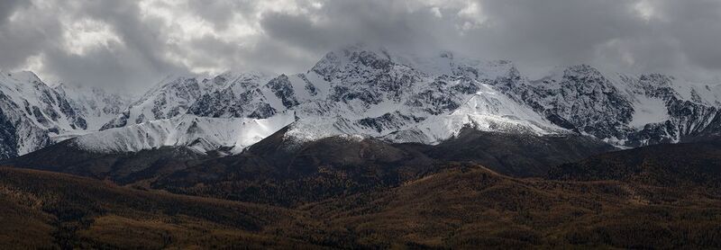 горы, снег, вершины, свет, тень, алтай, осень Свет сквозь облака фото превью
