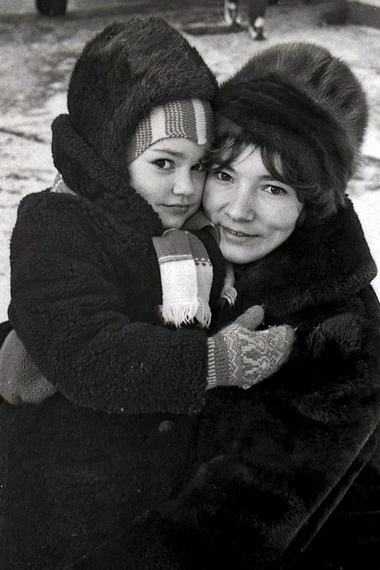 мама, дочь, портрет, глаза, взгляд, чб, мончегорск Тепло сквозь годы. 1979 фото превью