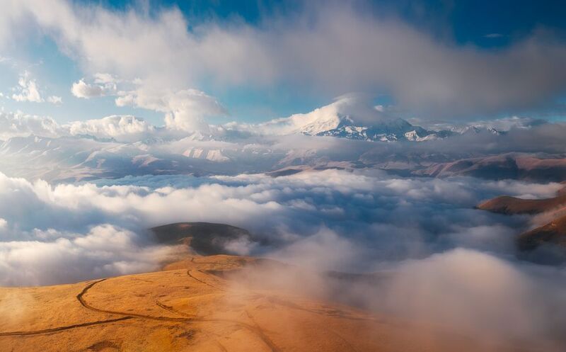 Эльбрус в облаках фото превью