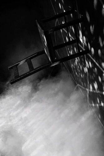 Может упасть