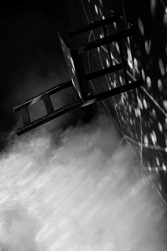 стул, облако, пдение, миры Может упасть фото превью