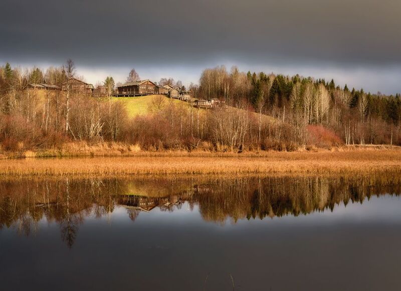 осень, октябрь, река, высокий, берег, горка, лес, деревья, заросли, трава, деревенька, дома, отражения Деревенька над рекой фото превью