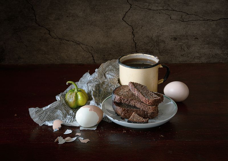 хлеб, яйцо, кружка, перец, чай, газета  фото превью