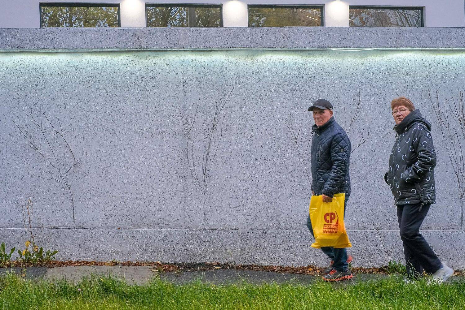 осень город улица прохожие, Владислав Никишин