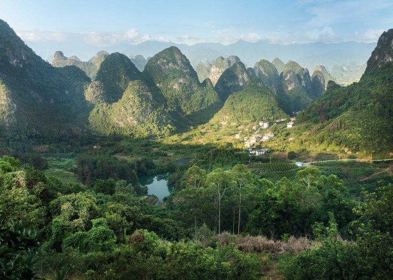 Живописные виды на карстовые горы в окрестностях Яншо...  Picturesque views of the karst mountains in the vicinity of Yangshuo... фото превью