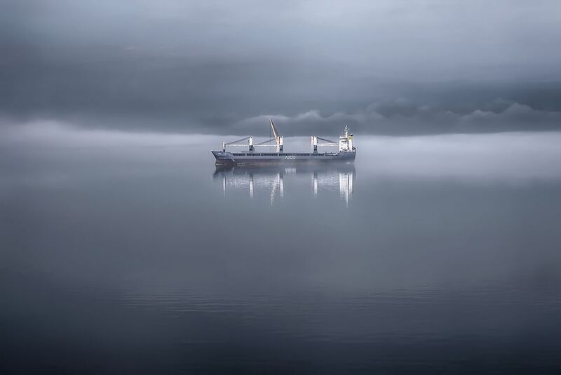 осень, сентябрь, река, туман, корабль, вода, небо В густом тумане фото превью