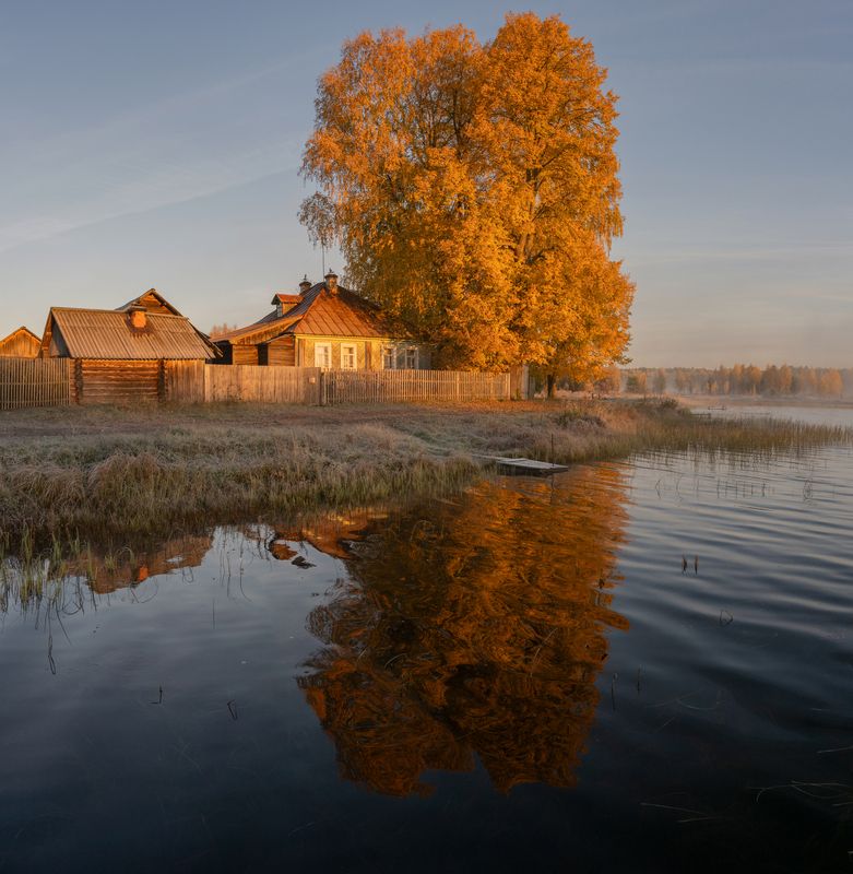 Деревенский домик с любовью к осени фото превью
