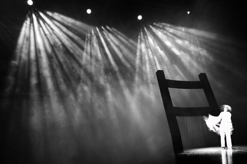 танец, пиар, свет Маленький танец фото превью