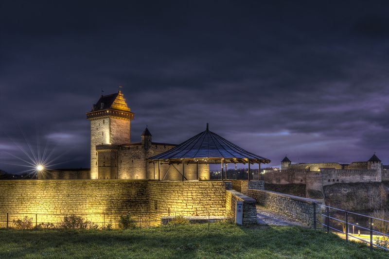 нарва ивангород замок германа ивангородская крепость 1 октября вечер Башни Принаровья фото превью