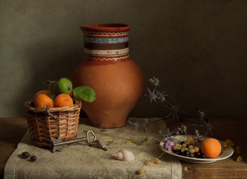 лето, абрикосы, смородина Натюрморт с абрикосами и смородиной фото превью