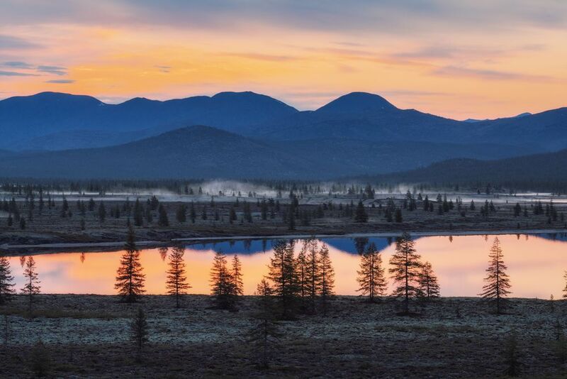 Озеро_Момонтай пейзажи_Колымы Магаданская_область июньский_лёд рассвет утро белые_ночи отражения Рождение тумана фото превью
