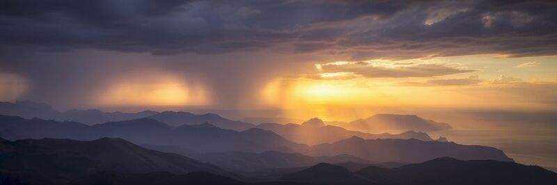 крым, стихия, дождь, облака, горы, восход, лучи Вид в сторону восточного Крыма или про то как успел сделать один кадр и нас накрыло дождем. фото превью