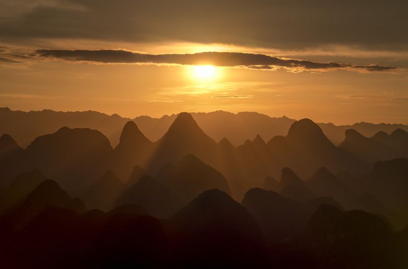 Сказочные силуэты карстовых гор...  Fabulous silhouettes of karst mountains... фото превью