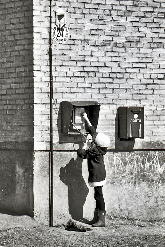 девочка, телефон, чб, мончегорск Звонок по телефону. 1979 год фото превью
